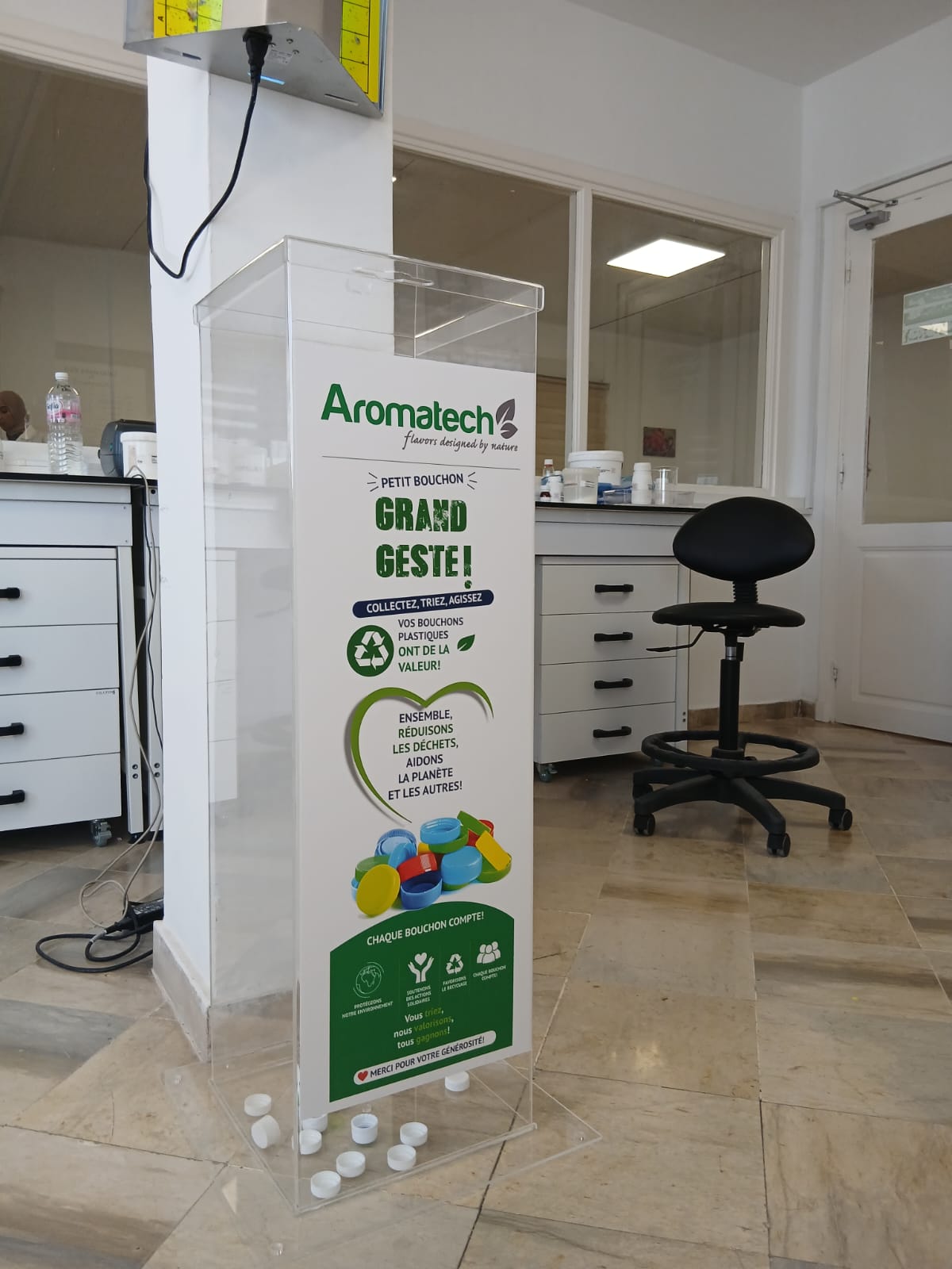 Ensemble pour un avenir plus durable : installation de collecteurs de bouchons en plastique